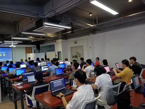 插上VR騰飛的翅膀 VR開發(fā)技術(shù)與應(yīng)用培訓(xùn)班開課啦！